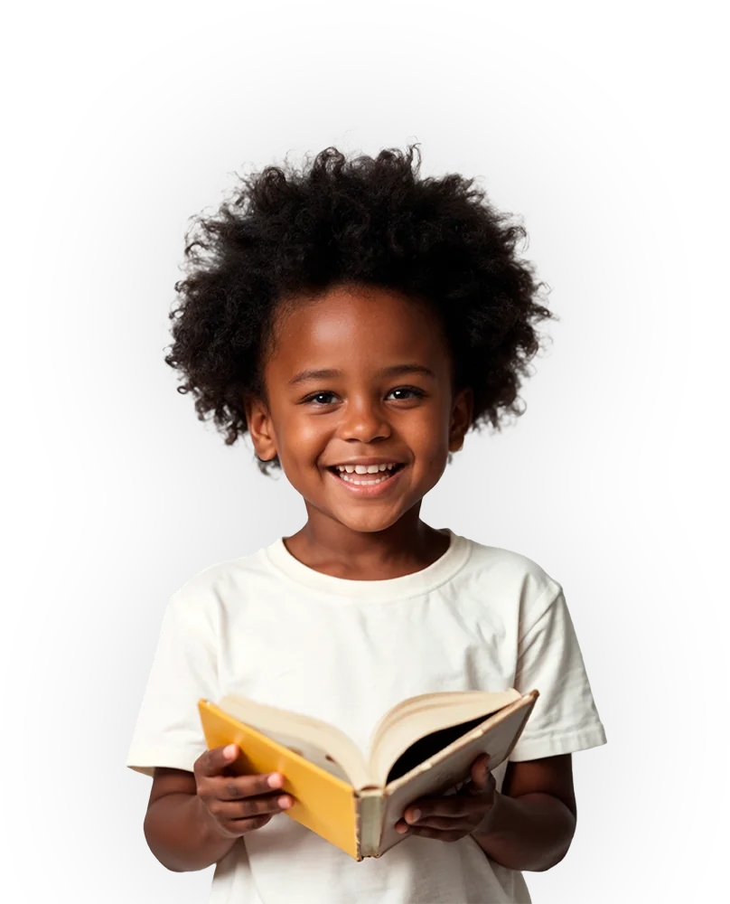 Menino sorrindo segurando um livro aberto